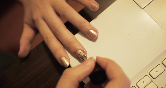 流行半月形DIY美甲教程 流行半月形DIY美甲教程