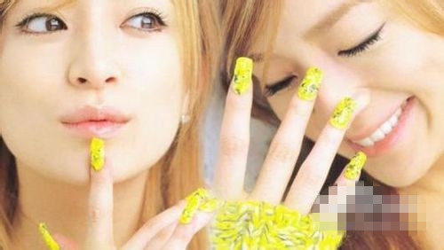 DIY打造双子座开运黄色美甲教程图 DIY打造双子座开运黄色美甲教程图