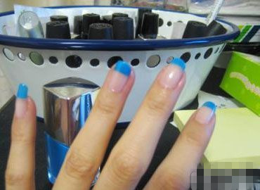 蓝色时尚美甲DIY教程图 蓝色时尚美甲DIY教程图