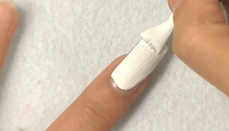 如何打造个性纯白DIY美甲? 如何打造个性纯白DIY美甲?