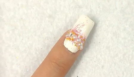 如何打造个性纯白DIY美甲? 如何打造个性纯白DIY美甲?