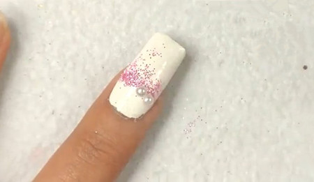 如何打造个性纯白DIY美甲? 如何打造个性纯白DIY美甲?