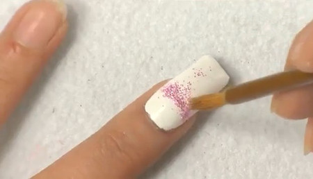 如何打造个性纯白DIY美甲? 如何打造个性纯白DIY美甲?