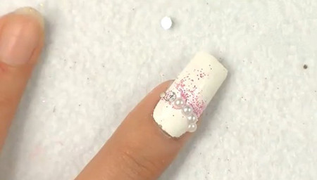 如何打造个性纯白DIY美甲? 如何打造个性纯白DIY美甲?