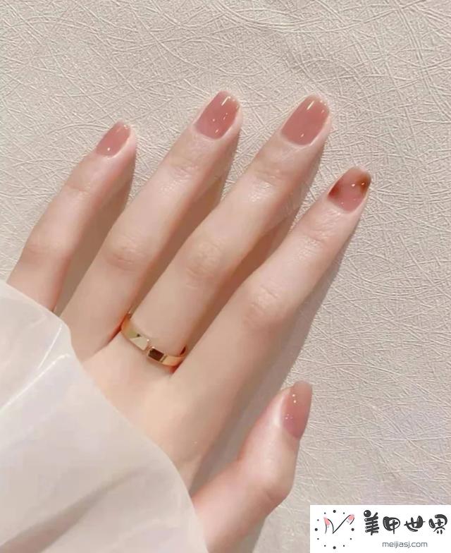 夏季显手白的美甲图片