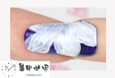 蓝花渐变美甲教程 蓝花渐变美甲教程