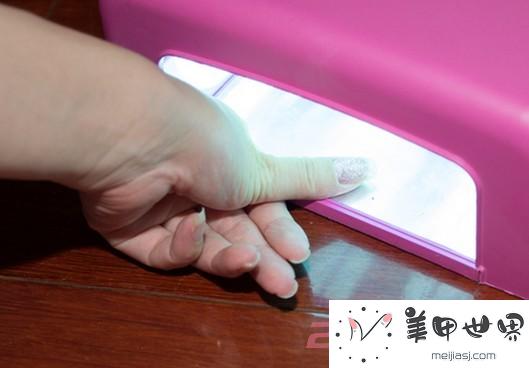 靓丽时尚的光疗亮片美甲DIY 靓丽时尚的光疗亮片美甲DIY