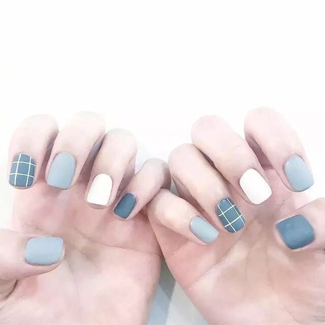 简约大气的格子美甲图片